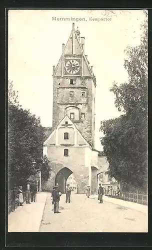 AK Memmingen, Kempertor mit Fussgängern