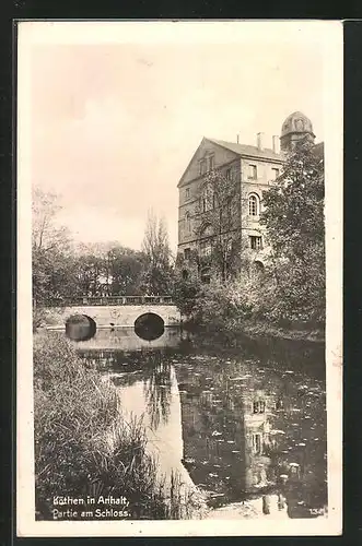 AK Köthen in Anhalt, Partie am Schloss mit Wassergraben