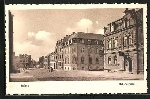 AK Rehau, Bahnhofstrasse und zwei Männer mit Fahrrädern