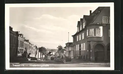 AK Treuen i. V., Hindenburgstrasse mit Bäumen
