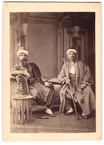 Fotografie unbekannter Fotograf und Ort, zwei Türken in Tracht mit Wasserpfeife und Gebetskette Misbaha