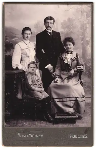 Fotografie Hugo Müller, Freiberg i. S., Portrait Familie im Atelier mit Tochter und Sohn dessen Kopf montiert wurde