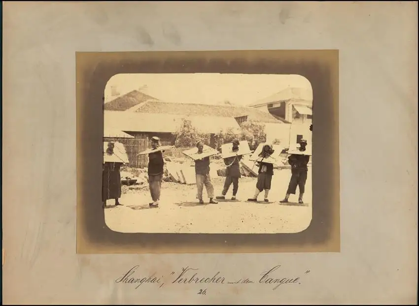 Fotografie unbekannter Fotograf, Ansicht Shanghai / China, Verbrecher werden mit dem Cangue - Holzkragen bestraft 0