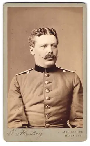 Fotografie G. Haerting, Magdeburg, Breite Weg 213, Soldat in Uniform mit pomadisierten Haaren