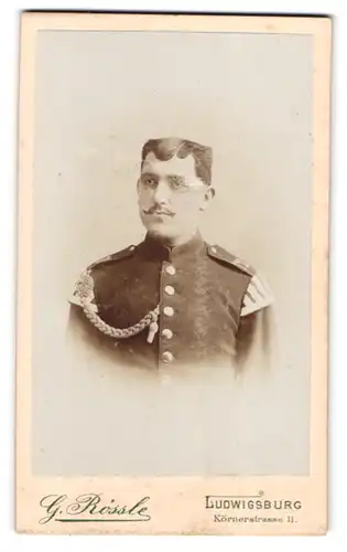 Fotografie G. Rössle, Ludwigsburg, Körnerstrasse 11, Soldat mit Schützenschnur, Musikkorps, Inf. Rgt. Alt-Württemberg