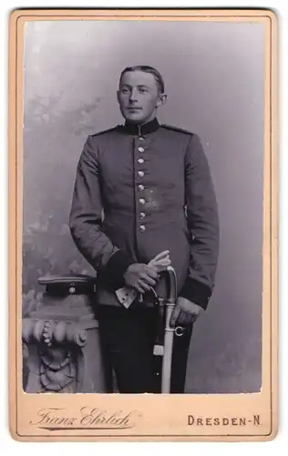 Fotografie Franz Ehrlich, Dresden, Junger Soldat mit Säbel