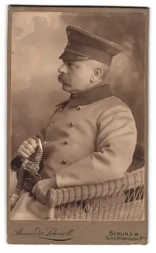 Fotografie Alexander Schmoll, Berlin, Belle-Alliance-Strasse 9, Gestandener Soldat mit Säbel im Mantel