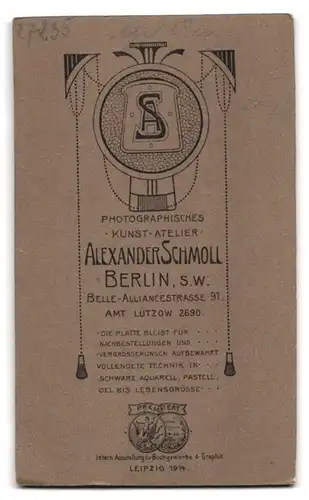 Fotografie Alexander Schmoll, Berlin, Belle-Alliance-Strasse 9, Gestandener Soldat mit Säbel im Mantel