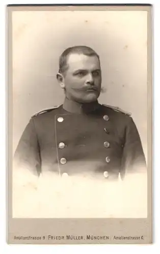 Fotografie Friedr. Müller, München, Amalienstrasse 6, Soldat mit Schnauzer, 1. Schwere Reiter Rgt.