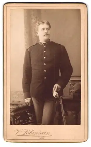 Fotografie V. Lobenwein, Klagenfurt, Völkermarkterstrasse 1, Soldat mit Säbel in Uniform