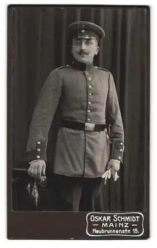 Fotografie Oskar Schmidt, Mainz, Neubrunnenstrasse 15, Soldat mit Schirmmütze und Bajonett
