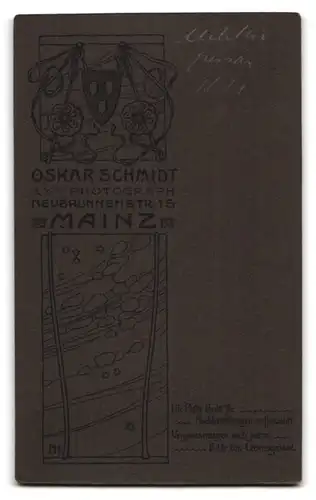 Fotografie Oskar Schmidt, Mainz, Neubrunnenstrasse 15, Soldat mit Schirmmütze und Bajonett