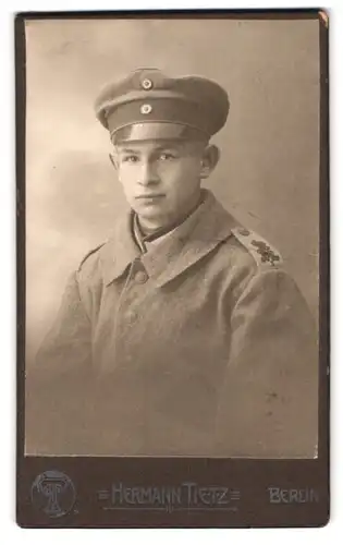 Fotografie Hermann Tietz, Berlin, Leipziger-Strasse, Junger Soldat in Uniform