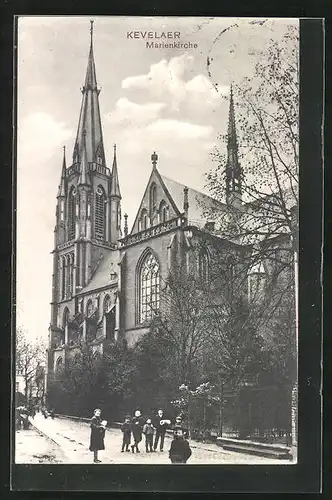 AK Kevelaer, Passanten vor der Marienkirche