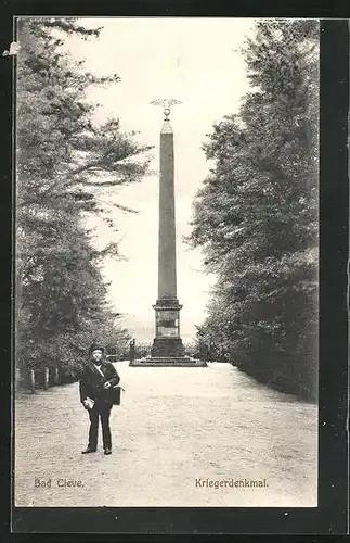 AK Bad Cleve, Frontalblick auf das Kriegerdenkmal