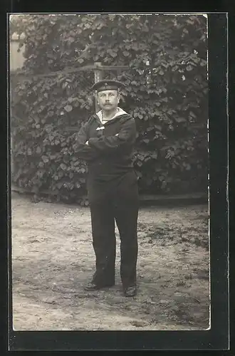 Foto-AK Matrose in Uniform, Mützenband Seewehr-Abteilung