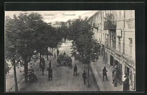 AK Lomscha, Soldaten auf Promenade