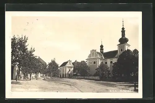 AK Tistin, Dorfstrasse mit Kirche, Kostel