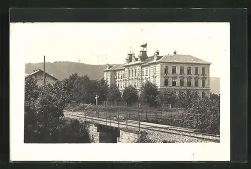 AK Hranice, Bahngleise und Brücke vor Schule