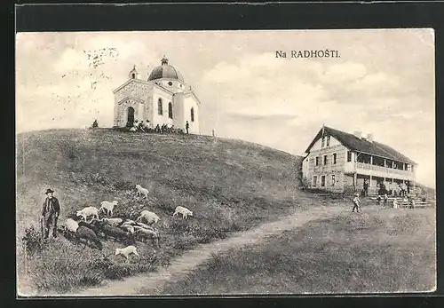 AK Radhost, Ortspartie mit Kirche und Schafherde