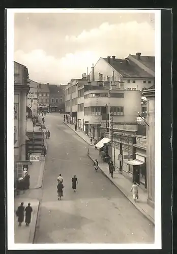 AK Valasske Mezirici, Strassenpartie mit Fussgängern