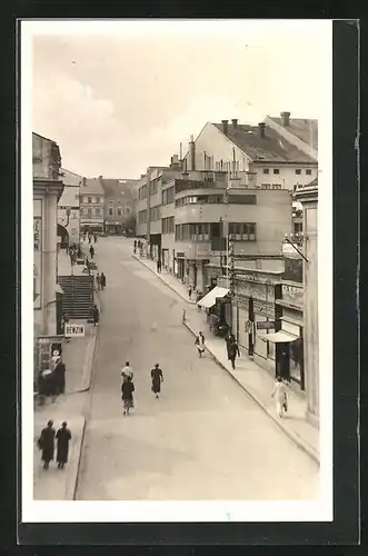 AK Valasske Mezirici, Strasse im Ort mit Fussgängern