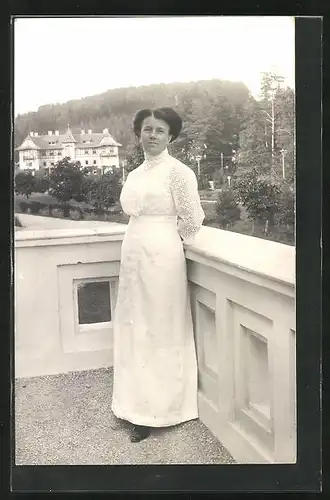 Foto-AK Lazne Luhacovice, Frau in einem weissen Kleid