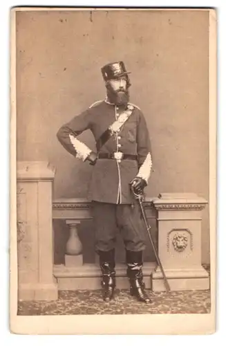 Fotografie Mayall, London, Regent Str. 224, Portrait Thomas Heron Jones, 7th Viscount Ranelagh von Irland in Uniform