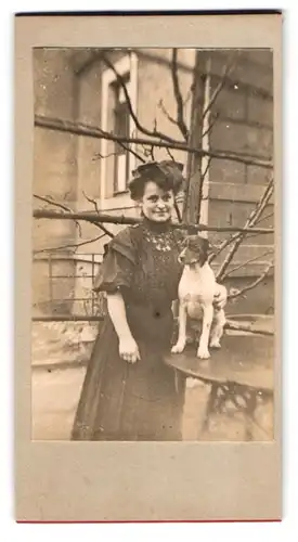 Fotografie unbekannter Fotograf und Ort, junge Frau mit ihrem Jack Russel Terrier im Garten