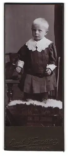 Fotografie Emil Krausse, Deuben, Portrait niedlicher Knabe im Kleid mit seinem Teddybär