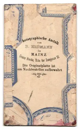 Fotografie B. Erdmann, Mainz, Zanggasse 23, Herr mit Schnauzbart im Anzug mit Mantel nebst Schirmmütze