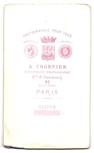 Fotografie A. Crosnier, Paris, Bart. de Strasbourg 41, gelangweilte brünette Hausfrau im Sonntagskleid