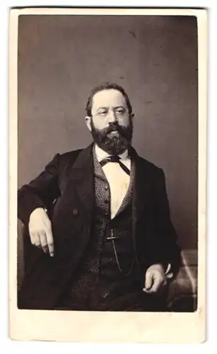 Fotografie Fotograf und Ort unbekannt, Portrait Herr mit Brille und Vollbart im eleganten Frack