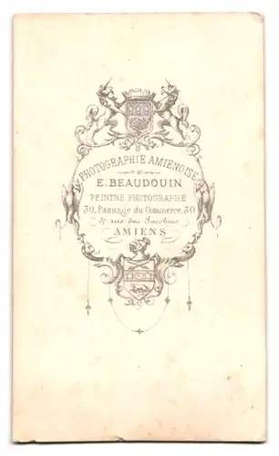 Fotografie E. Beaudouin, Amiens, 30 Passage du Commerce, Brünette Dame mit Brosche & Ohrringen, Schmuck