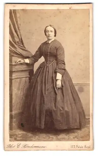 Fotografie Emile Bondonneau, Paris, 173 Palais Royal, Portrait Dame im Biedermeierkleid