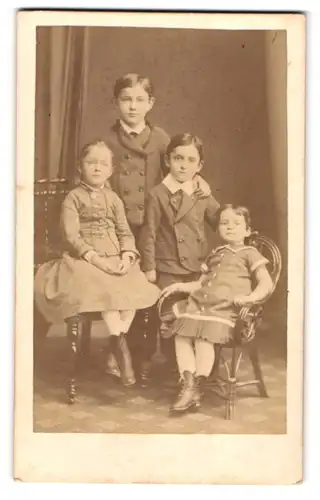 Fotografie J. Hamann-Stutz, Frauenfeld, Kinder-Quartett, Geschwister wohl gekleidet im Foto-Atelier