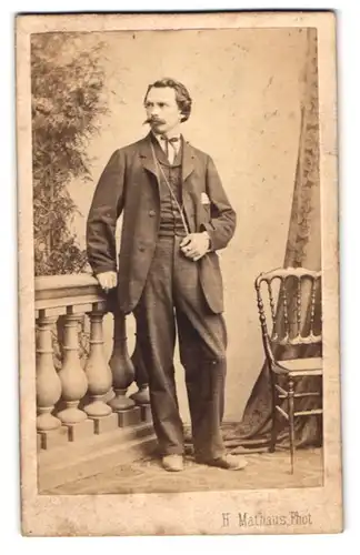 Fotografie H. Mathaus, München, Schwanthalerstr. 4, Herrr mit Schnauzbart im Anzug