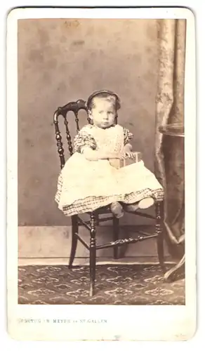 Fotografie Ch. Meyer, St. Gallen, kleines Mädchen mit Haarreif im weissen Kleidchen