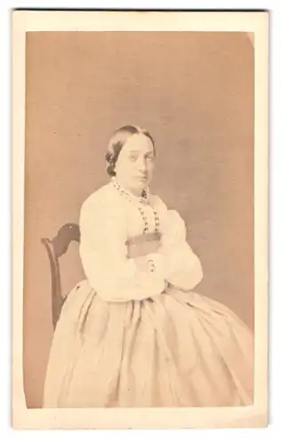 Fotografie Gebr. Radtke, Berlin, Dorotheenstr. 28, Edeldame im festlichen Kleid auf Stuhl sitzend