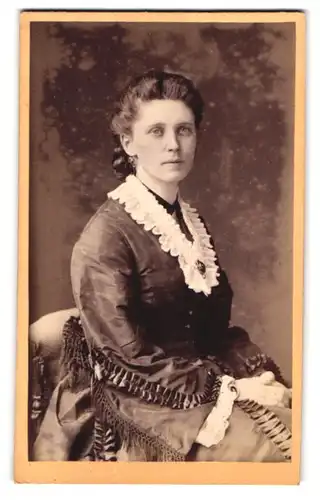 Fotografie Aug. Riemann, Bielefeld, Oberestr. 46, Portrait Brünette Dame trägt Kleid mit Spitzenbesatz