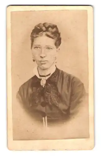 Fotografie R. Jährling, Darmstadt, Rhein-Str. 17, Portrait Dame im Biedermeierkleid mit Hochsteckfrisur