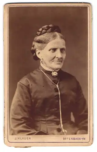 Fotografie J. Klaier, Offenbach a. M., Portrait ältere Frau Roth im Biedermeierkleid mit Brosche und hochgestecktem Zopf