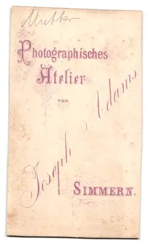 Fotografie Joseph Adams, Simmern, Portrait niedliches Mädchen im hellen Kleid steht auf einem Sockel