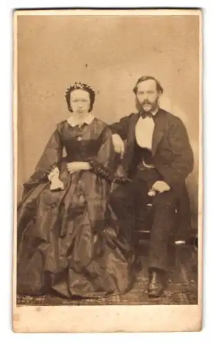 Fotografie unbekannter Fotograf und Ort, Portrait Paar im Biedermeierkleid und Anzug mit Backenbart