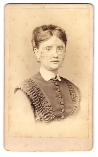 Fotografie Hermann Möbus, Hannover, Nicolaistr. 1b, Portrait junge Frau im Kleid mit Spitzenkragen und Brosche