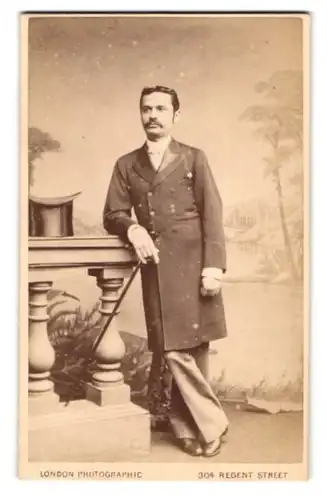 Fotografie Fred. S. D. Phillips, Bayswater, 1, B. Norfolk Terrace, Portrait modisch gekleideter Herr mit Stock