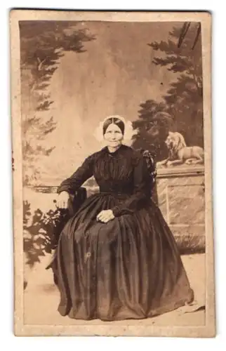 Fotografie unbekannter Fotograf und Ort, Portrait ältere Dame im Kleid mit Haube