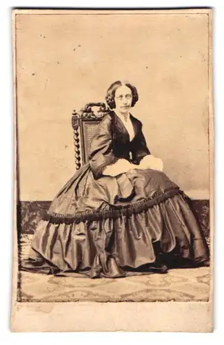 Fotografie unbekannter Fotograf und Ort, Portrait bürgerliche Dame im Kleid