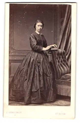 Fotografie J. Ganz, Zürich, Torgasse 31 a, Portrait junge Dame im Kleid mit Buch