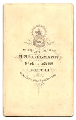 Fotografie R. Böckelmann, Herford, Bäckerstrasse 678, Portrait junge Dame im gestreiften Kleid